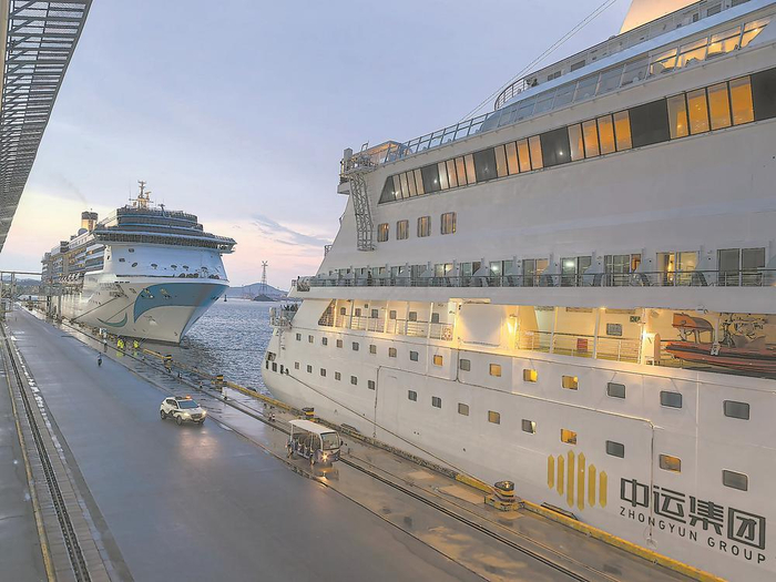 “蓝梦之歌”号邮轮开启本年度在厦门的首次运营。 （高崎边检供图）