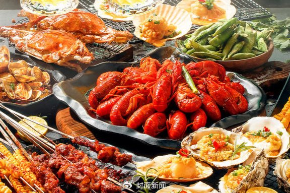 △海鲜烧烤啤酒小龙虾 图片来源：视觉中国