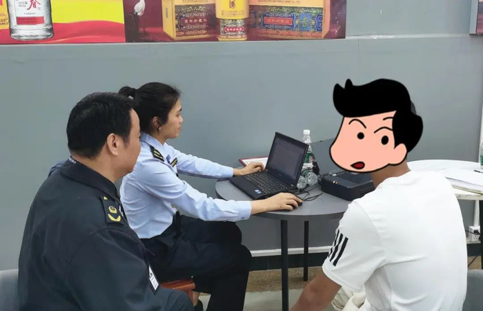 图为城西市场监管所执法人员对被投诉商家开展询问调查。