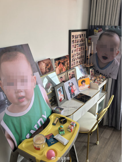 娟子将儿子一家三口的合照摆在屋里