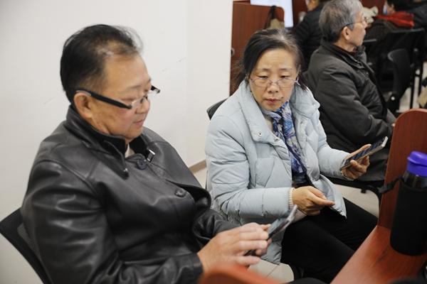 3月28日，济南老年人大学AI智能应用基础课堂上，学员们正在学习使用AI工具。王丽歌/摄