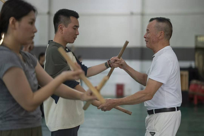 正在学习英歌舞的演员们