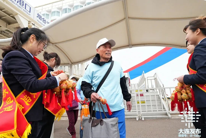 ▲“双城之旅：连烟情 故乡行”的成员抵达烟台港。