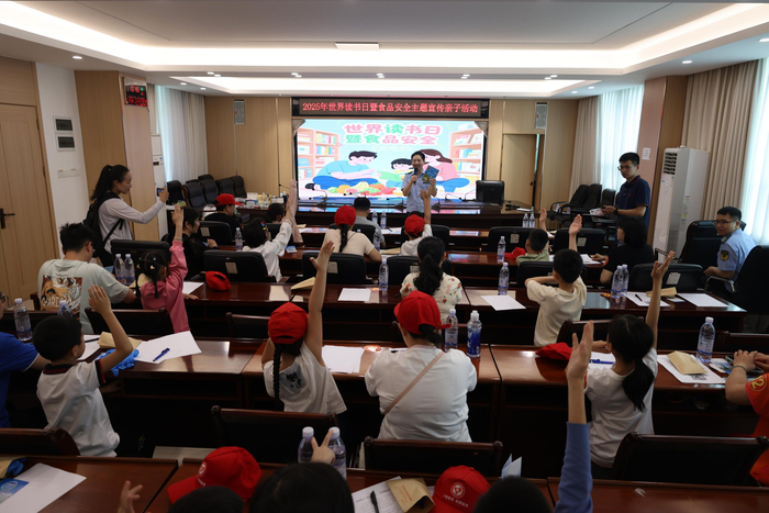 活动现场孩子们积极举手回答问题。陈洪波/摄