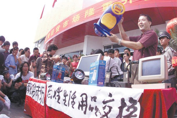 　　2003年，城南的旧货市场热闹非凡。李继辉摄