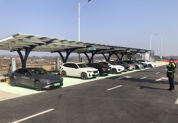 始兴县九龄服务区停车场充电设施。