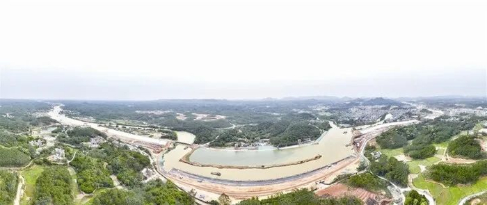 在平陆运河（南宁段）上，现场航道水面宽阔，两岸护坡等工程施工也在紧锣密鼓地进行。记者 黄红锦 摄