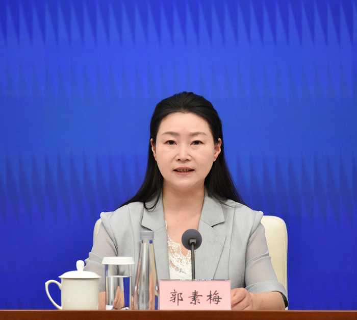 金川县委书记郭素梅在发布会上。