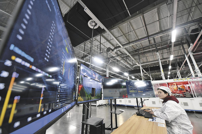 位于西宁市南川工业园区的天合光能青海基地组件生产车间内热潮涌动。本报记者 李娜 魏雅琪 摄