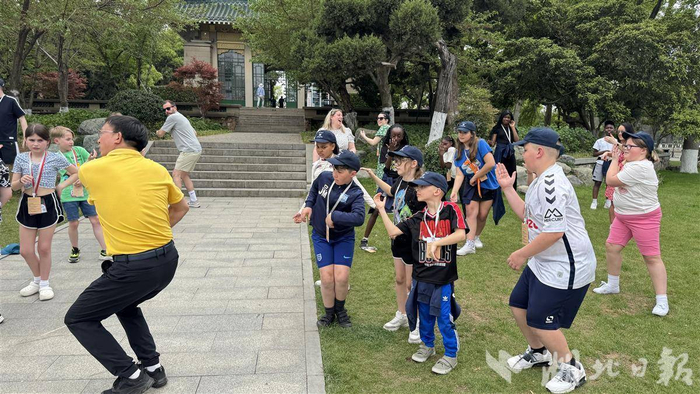 英国小学生东湖边学五禽戏。