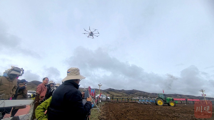 现场展示植保无人机。