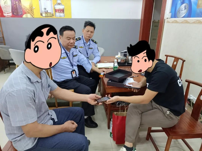 图为城西市场监管所执法人员组织开展调解工作。