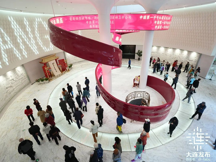 ▲“双城之旅：连烟情 故乡行”的成员在烟台参观游览。