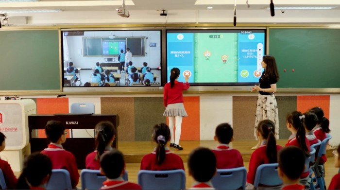     ▲贵州省黔南州鸭绒民族小学的学生与大凉山、广州的同学同上一堂课，通过希沃白板进行音乐PK。企业供图