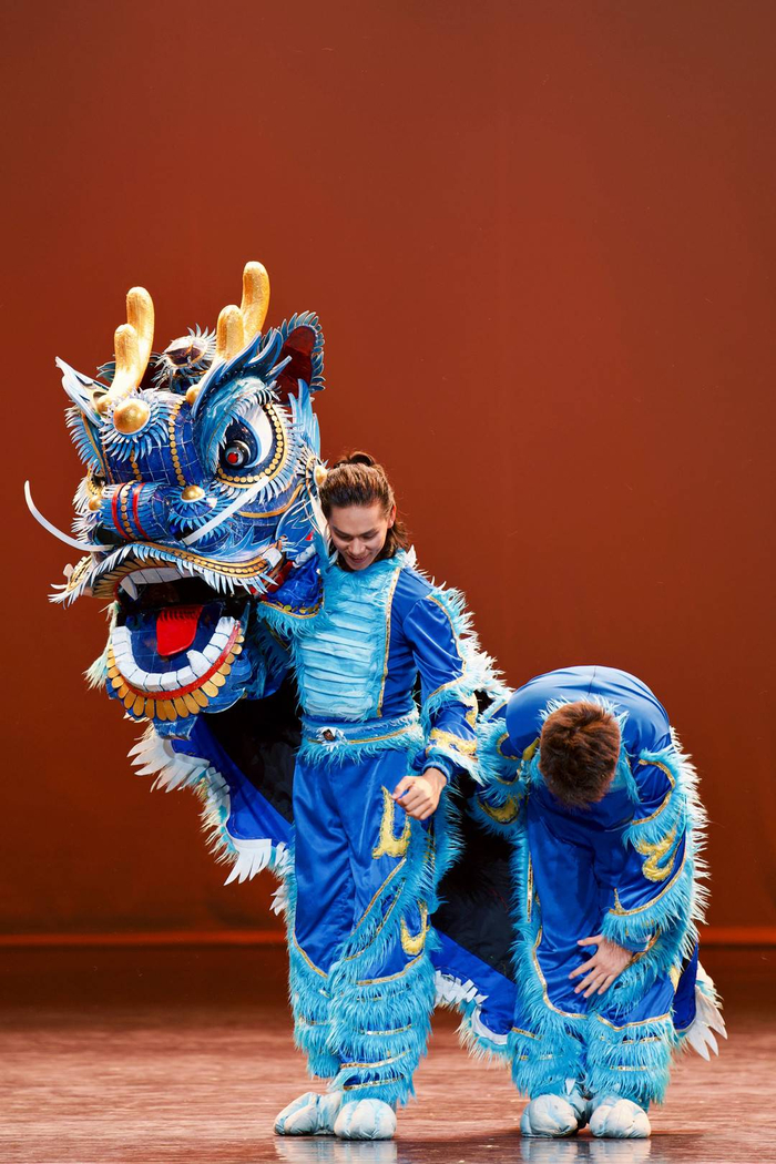 麒麟谢幕时“左掌右拳”，且整体依旧是麒麟形态。（图源网友：有点顽皮）