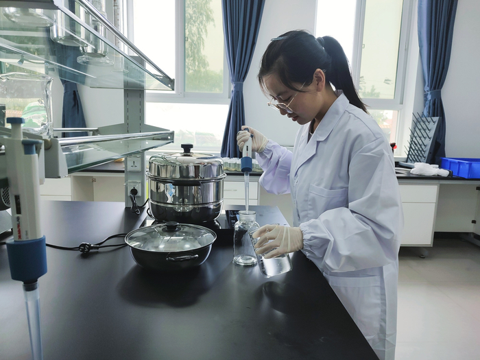 研究人员在灵台县苹果试验示范中心组配实验室配制基质（灵台县融媒体中心供图）