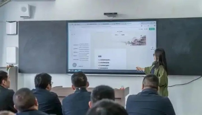     ▲贵州省石阡县困牛山红军学校举行希沃人工智能教育应用示范教室交付仪式暨教师AI数字素养进阶培训活动。 企业供图