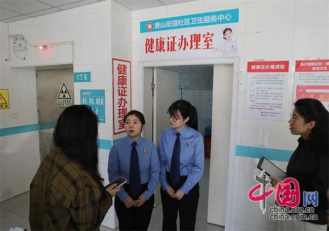 龙子湖区检察院第二检察部副主任朱婷婷（左三）、龙子湖区检察院第二检察部检察官助理尹中华（左二）接受记者采访。