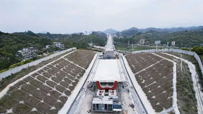 南珠高铁玉岑段站前2标段完成全部预制梁架设。（南宁铁路供图）
