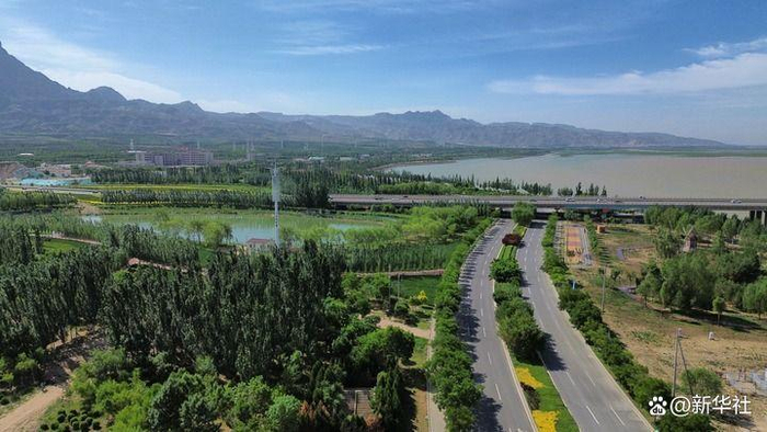 甘德尔山下绿意盎然（无人机照片，2024年5月28日摄）。新华社发（赵政宇 摄）