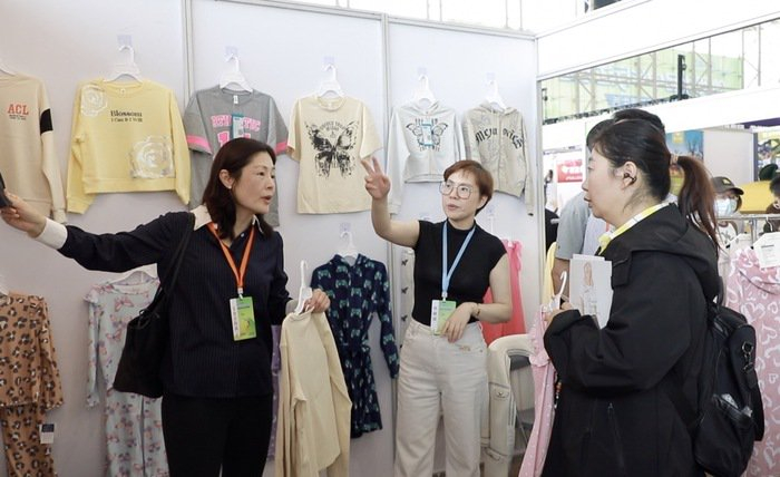 大润发M会员店采购与艾瑞服饰洽谈选品。（供图：大润发M会员店）