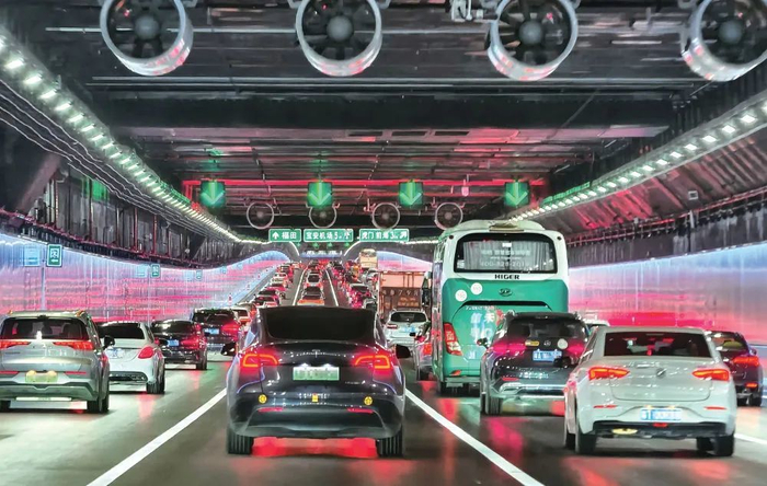 2024年6月30日，开通首日的深中通道海底沉管隧道内车流如织（刘大伟/摄）