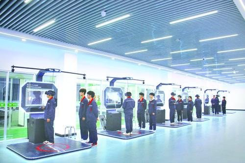 甘肃有色冶金职业技术学院学生在智能冶金实训基地进行硫化镍矿闪速炉熔炼车间VR漫游体验