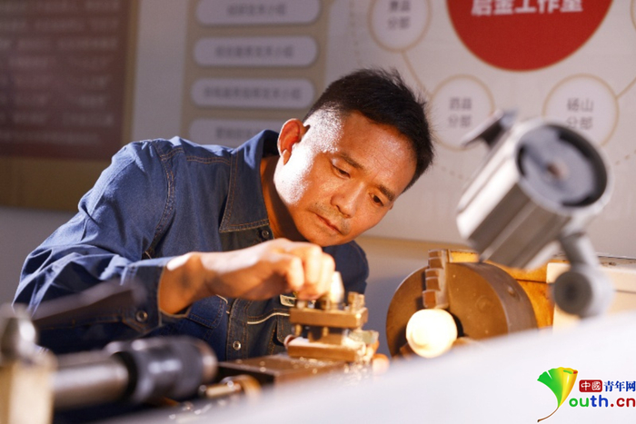 廖志斌在启金工作室研制创新工具。国家电网供图
