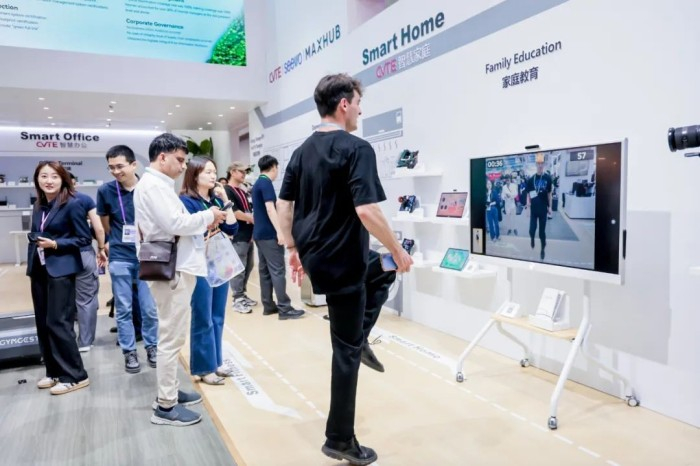 ▲在第137届广交会上，外籍采购商现场体验视源股份推出的新品希沃亲子屏。企业供图