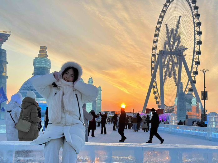 游客畅玩冰雪大世界
