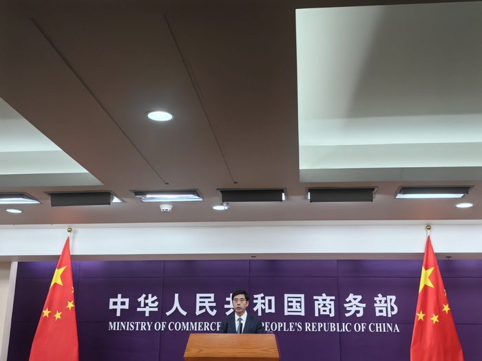 何亚东在发布会上通报相关情况 每经记者 张怀水 摄