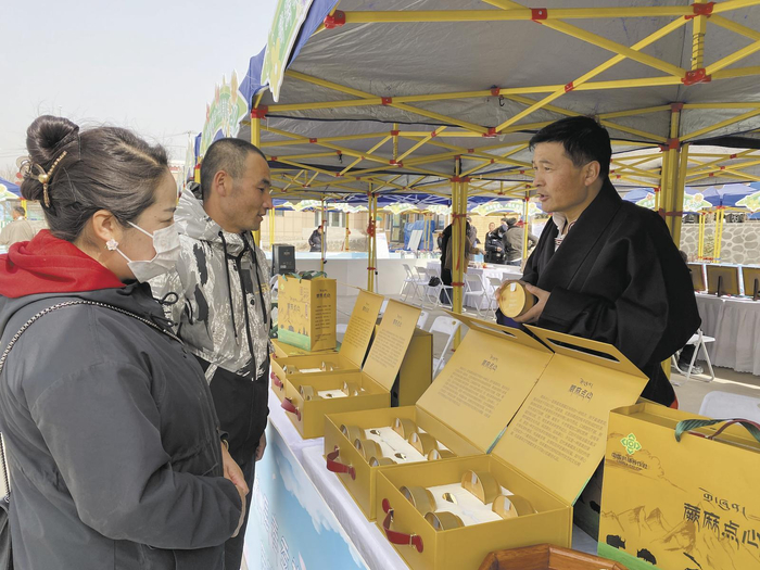 旦正加在向游客介绍蕨麻点心。本报记者 栾雨嘉 摄