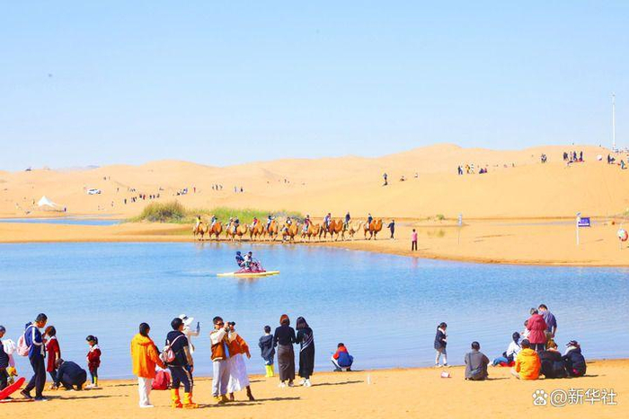 游客在乌海湖休闲度假旅游区湖边观光游览（2024年10月2日摄）。新华社发（郝鑫 摄）