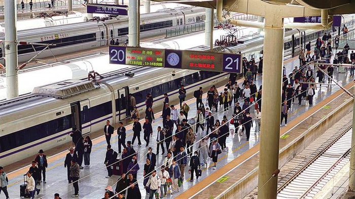     兰州车站客流如织