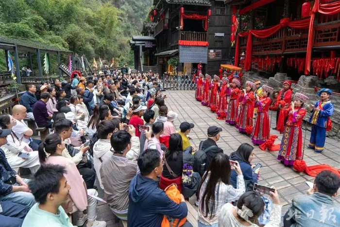 民俗风情吸引游客。