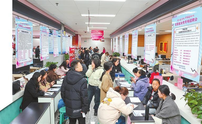     甘肃省女性专场招聘会现场。 新甘肃·甘肃日报记者 冯乐凯