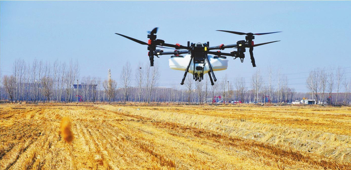 春耕前夕，植保无人机在盘锦市稻蟹共生精致农业试验示范基地上空进行测试。  本报特约记者　刘杨 摄