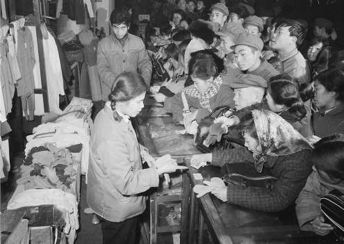 　　1979年，顾客在协群信托商店选购商品。丁世儒摄
