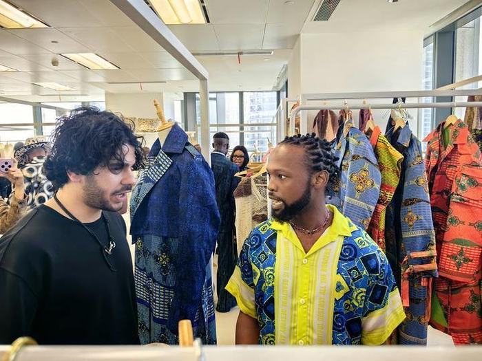 法国巴黎春天百货买手拉斐尔·德雷与非洲设计师进行交流。新华社记者 周蕊 摄