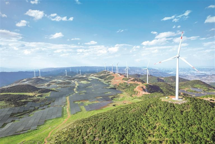 4月20日，在毕节市威宁自治县双龙镇高山村的群山之巅，光伏板与风力发电机遥相辉映。王近松 摄