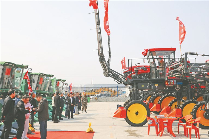     对接会上展示农机产品。    本报记者 孙伟民摄