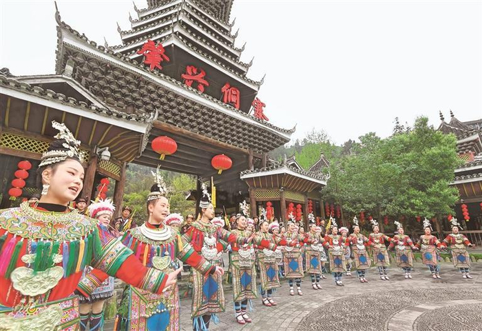 黔东南州黎平县肇兴侗寨的侗族群众正在演唱侗族大歌。贵州日报天眼新闻记者贾智 摄