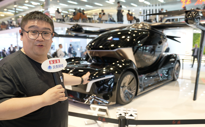 2025上海车展，红旗首款豪华飞行汽车“天辇1 号”。新京报贝壳财经记者李学浩 摄