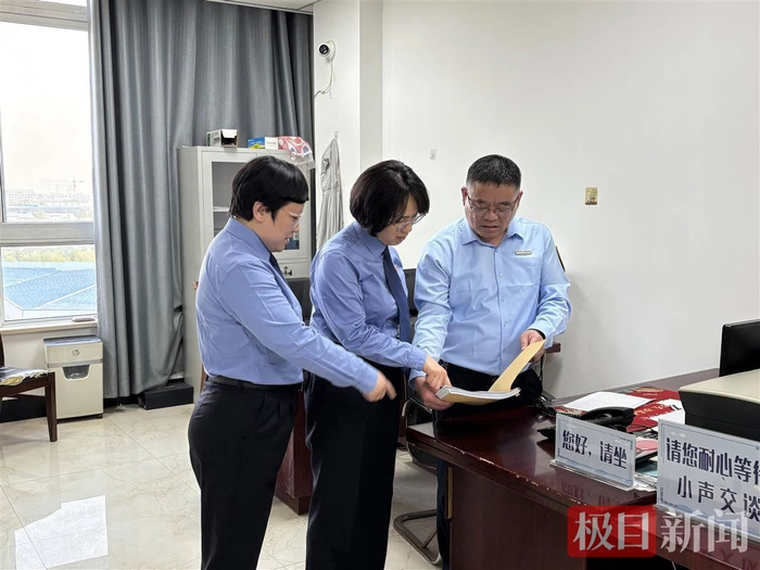 五河县检察院检察官与当地人社部门有关负责人共同商讨办理农民工欠薪案件 