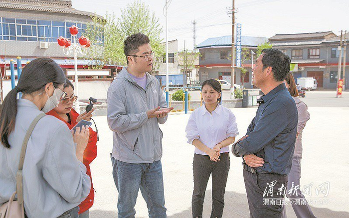 4月17日，采访团在合阳县新池镇宋家庄村采访乡村治理情况。