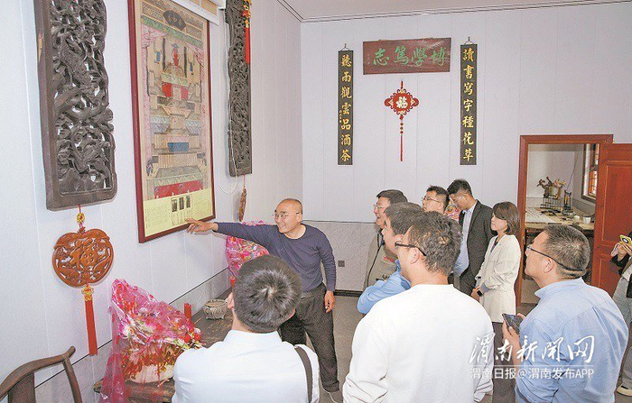 4月17日，采访团在合阳县坊镇灵泉村农户家中采访。