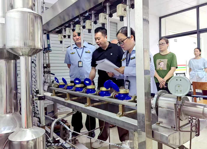 来宾市市场监管局执法人员在授权民用水表计量检定机构检查情况
