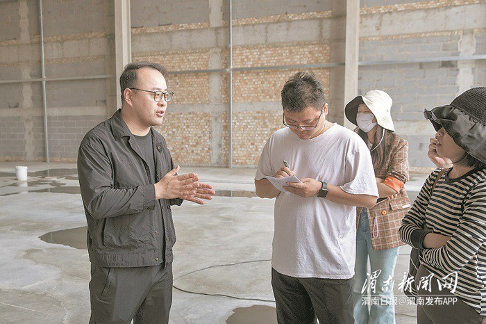 4月18日，采访团记者在白水县陕西白杨绿能电力科技有限公司年产6GW光伏电池项目建设现场采访。