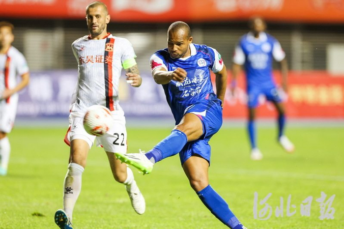 4月23日，石家庄功夫9号外援奥拉维奥（右）在比赛中。