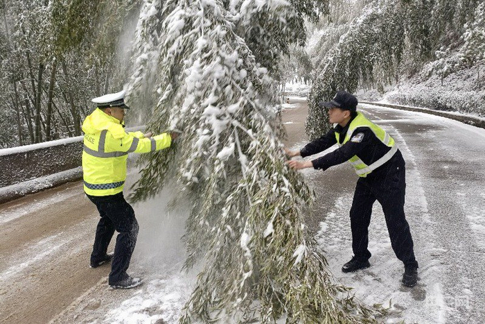 交警大队清除乡村道路隐患（央广网发  三明市将乐县公安局交通警察大队供图）